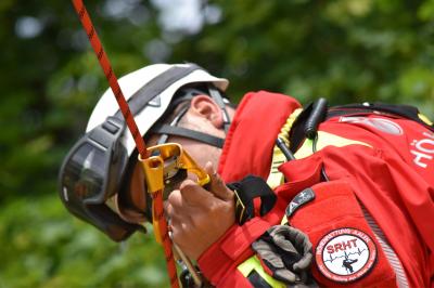 Aalen: Grossuebung der Malteser Hoehen- und Tiefenrettungsgruppe in schwindelerregender Hoehe